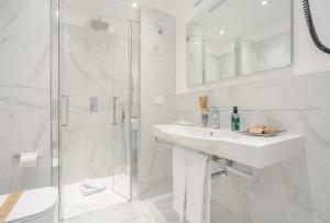 那不勒斯La Corte dei Mille Luxury的带水槽和淋浴的白色浴室