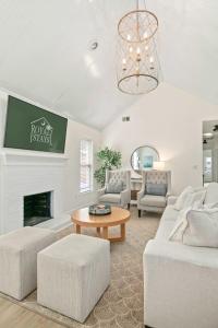 uma sala de estar com um sofá e uma mesa em Renovated Charleston Oasis Mins to Dtwn and Beach em Charleston