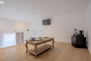 那不勒斯La Corte dei Mille Luxury的客厅配有桌子和白色墙壁 更多74张照片