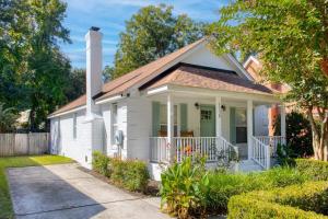 Biały dom z gankiem i ogrodzeniem w obiekcie Renovated Charleston Oasis Mins to Dtwn and Beach w mieście Charleston