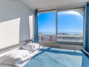 1 dormitorio con cama y ventana grande en Apartment Les Marines de Haute-Plage-5 by Interhome, en La Grande-Motte