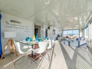 comedor y sala de estar con mesa y sillas en Apartment Les Marines de Haute-Plage-5 by Interhome, en La Grande-Motte