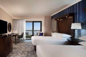 Postel nebo postele na pokoji v ubytování Hilton Dallas/Rockwall Lakefront Hotel