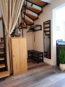 Habitación con espejo y vestidor. en Ferienhaus Schulte, en Carolinensiel