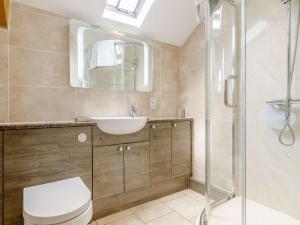 a bathroom with a toilet and a sink and a shower at 2 Bed in Brecon BN310 in Cray