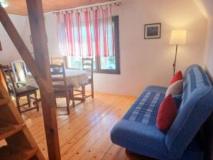 ein Wohnzimmer mit einem blauen Sofa und einem Tisch in der Unterkunft Chalet The Fox by Interhome in Zlobin