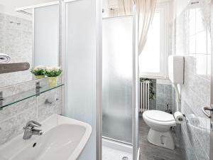 een witte badkamer met een toilet en een wastafel bij Apartment Rimini Mare by Interhome in Rimini
