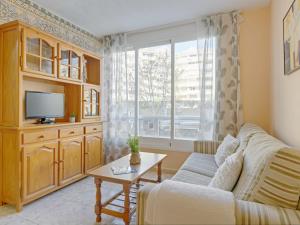 salon z kanapą, telewizorem i oknem w obiekcie Apartment Apolo IV-11 by Interhome w mieście Calpe