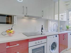 biała kuchnia ze zlewem i zmywarką w obiekcie Apartment Apolo IV-11 by Interhome w mieście Calpe