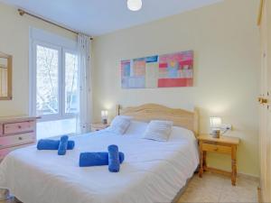 sypialnia z dużym łóżkiem z niebieskimi poduszkami w obiekcie Apartment Apolo IV-11 by Interhome w mieście Calpe