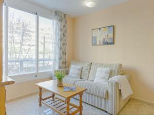 salon z kanapą i stołem w obiekcie Apartment Apolo IV-11 by Interhome w mieście Calpe