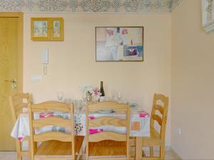 stół jadalny i krzesła z białym stołem w obiekcie Apartment Apolo IV-11 by Interhome w mieście Calpe