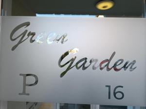 een bord voor een pizzeria op een etalage bij Studio Green Garden-4 by Interhome in De Haan