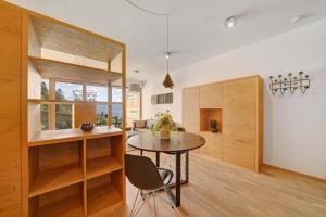 een keuken en eetkamer met een tafel en stoelen bij Dahoam - Apartment Relaxsuite in Schenna