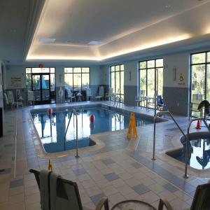 una grande piscina in una camera d'albergo con piscina di Hampton Inn & Suites Stroudsburg Bartonsville Poconos a Stroudsburg