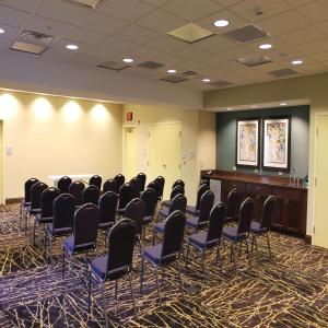 uma sala de conferências com cadeiras e uma mesa em Hampton Inn & Suites Stroudsburg Bartonsville Poconos em Stroudsburg