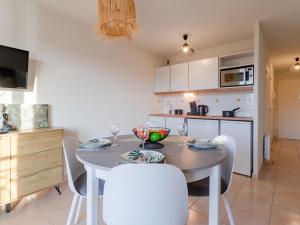Una cocina con una mesa y sillas en una cocina. en Studio La Presqu'île-19 by Interhome, en Dives-sur-Mer 17 fotos más