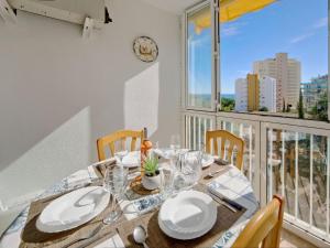 comedor con mesa, sillas y ventana en Apartment Pueblo II by Interhome, en Calpe