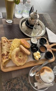 ein Tablett mit Frühstückszutaten auf dem Tisch in der Unterkunft studio gueliz in Marrakesch