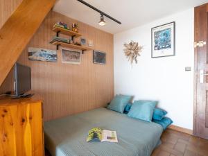 niewielka sypialnia z łóżkiem i telewizorem w obiekcie Apartment La Gaillarde-16 by Interhome w mieście Les Issambres