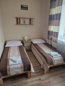 um quarto com 2 camas e uma janela em Willa AGAT em Ciechocinek
