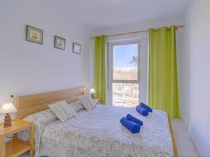 Giường trong phòng chung tại Apartment Apolo VII 27 by Interhome