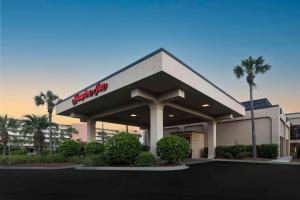 Un escaparate de un centro comercial con palmeras. en Hampton Inn Fort Walton Beach, en Fort Walton Beach