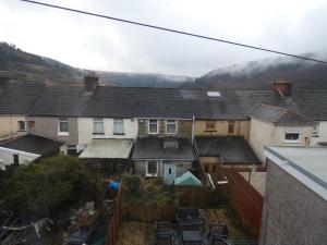 um grupo de casas com montanhas ao fundo em Comfy 3 Bedroom Cottage in a Calm Location em Abertillery