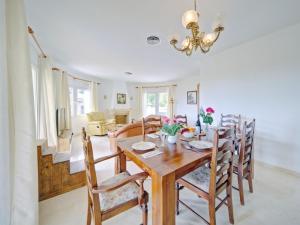 Część wypoczynkowa w obiekcie Holiday Home Cucarres by Interhome