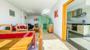 cocina y sala de estar con 1 cama en una habitación en Aquamar Sunset T2 by HsR Marina Vilamoura, en Quarteira