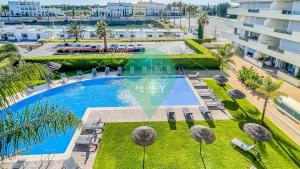 an overhead view of a swimming pool in a resort at Aquamar Sunset T2 by HsR Marina Vilamoura in Quarteira