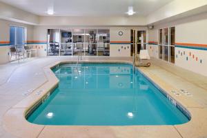Бассейн в Fairfield Inn & Suites by Marriott Amarillo Airport или поблизости