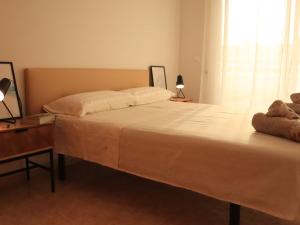 een slaapkamer met een bed, een bureau en een raam bij Holiday Home Canción de mar by Interhome in Creixell