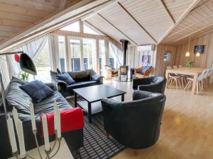 uma sala de estar com mobiliário preto e uma mesa em Holiday Home Impi - 1-5km from the sea in Western Jutland by Interhome em Fanø
