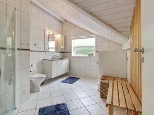 uma casa de banho com um WC, um lavatório e um chuveiro em Holiday Home Impi - 1-5km from the sea in Western Jutland by Interhome em Fanø