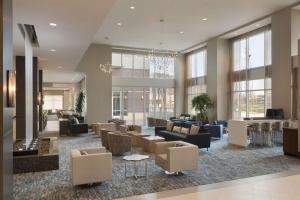 Posezení v ubytování Embassy Suites by Hilton The Woodlands