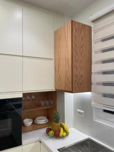 una cucina con un cesto di frutta su un bancone di Vlora Apartment a Vlorë
