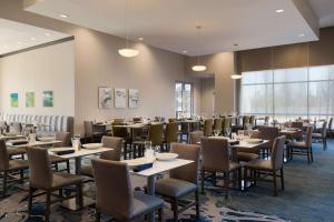 Restaurace v ubytování Embassy Suites by Hilton The Woodlands