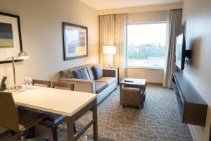 Posezení v ubytování Embassy Suites by Hilton The Woodlands