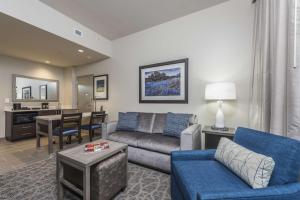 Posezení v ubytování Embassy Suites by Hilton The Woodlands