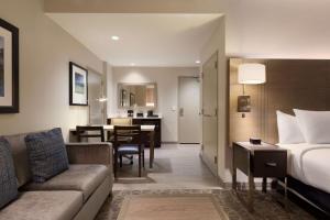 Postel nebo postele na pokoji v ubytování Embassy Suites by Hilton The Woodlands