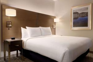 Postel nebo postele na pokoji v ubytování Embassy Suites by Hilton The Woodlands