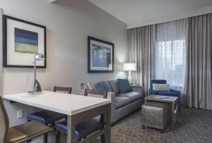 Posezení v ubytování Embassy Suites by Hilton The Woodlands