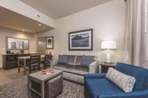 Posezení v ubytování Embassy Suites by Hilton The Woodlands