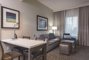 Posezení v ubytování Embassy Suites by Hilton The Woodlands