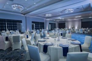 Restaurace v ubytování Embassy Suites by Hilton The Woodlands + 30 fotografií