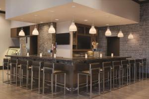 Lounge nebo bar v ubytování Embassy Suites by Hilton The Woodlands