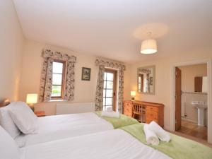 a bedroom with two beds and a sink at 3 Bed in Wembury KEEPI in Wembury