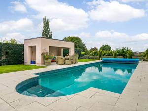 a swimming pool in the backyard of a house at 2 Bed in Goudhurst 51229 in Goudhurst