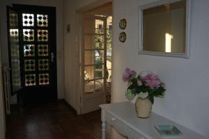 un jarrón con flores en una mesa en una habitación en Villa proche plage et centre - V06205, en Soulac-sur-Mer